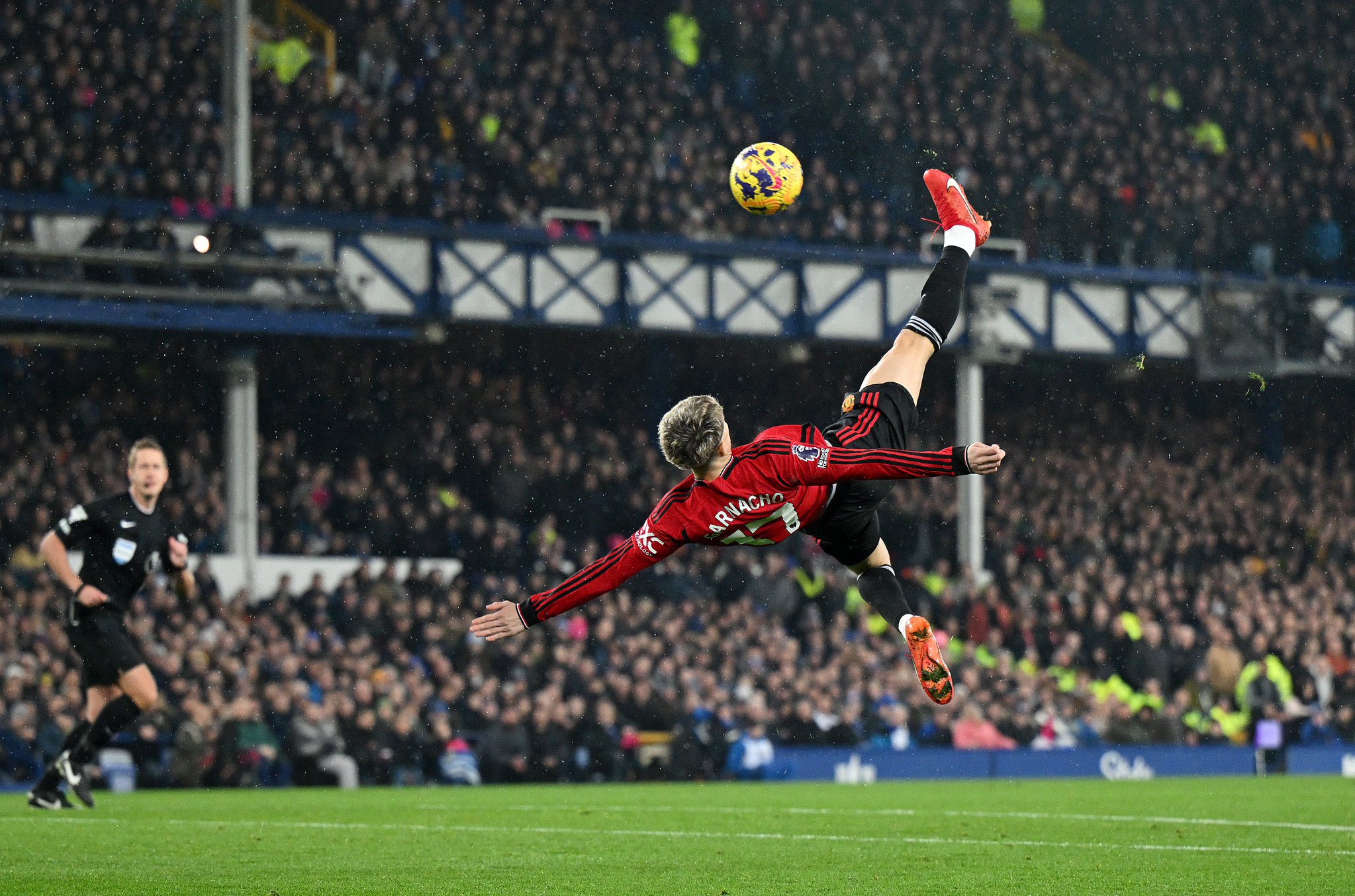 Garnacho’s Stunner Helps Man Utd Quell Everton Fury