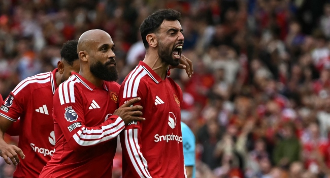 Fernandes Scores Hat-Trick As Man United Rout Ipswich